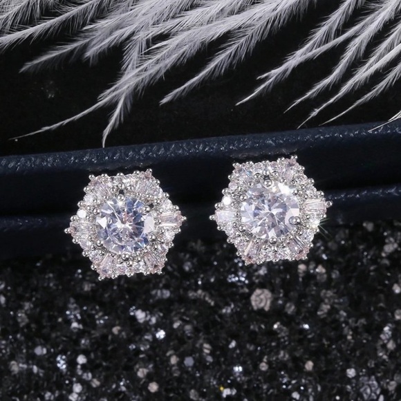 18K white gold hexagon halo stud earrings - Picture 5 of 7